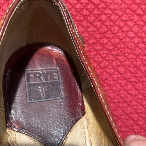 FRYE Sz 8.5 Big Buckle Reddish Brown Distressed Leather Flats Shoes - Picture 2 of 9